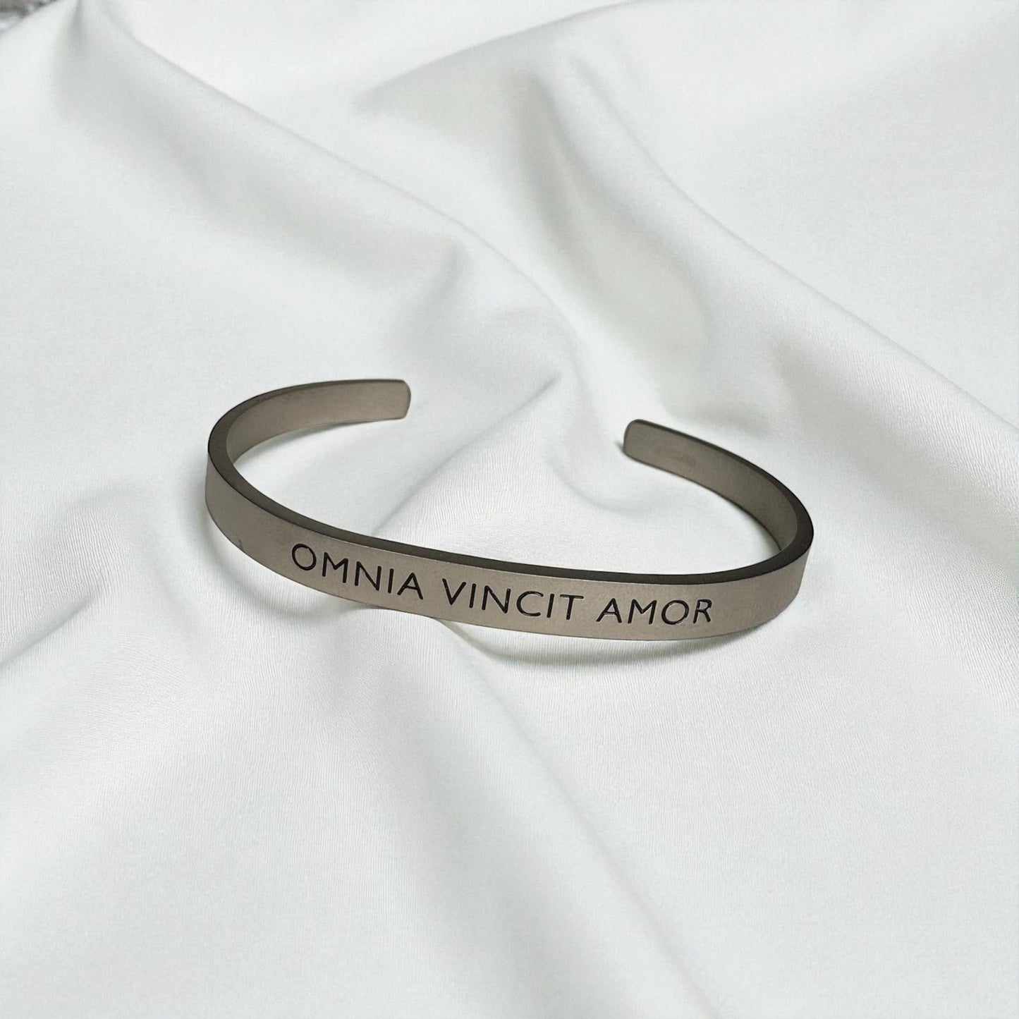 Mantra-Armreif "OMNIA VINCIT AMOR"