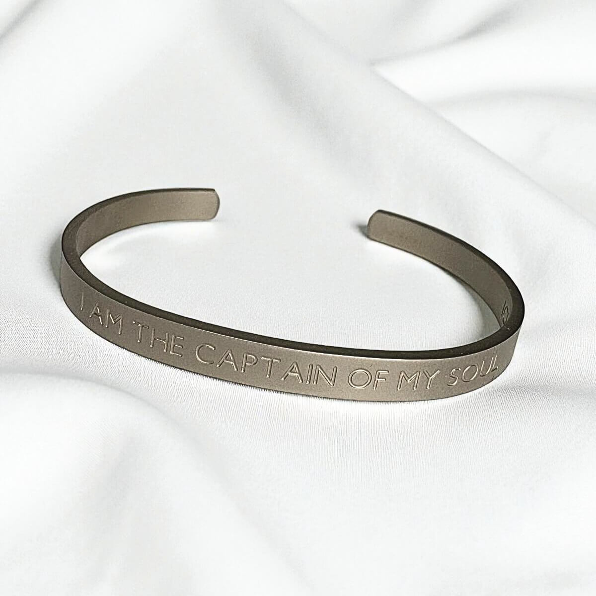 Mantra-Armreif "I´M THE CAPTAIN OF MY SOUL"